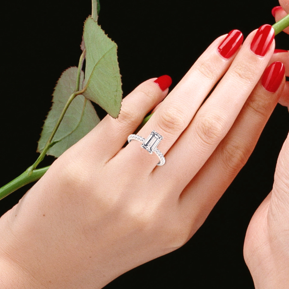 https://www.goldiam.co.il/sites/default/files/T9266-Emerald_ringfinger2_11.jpg